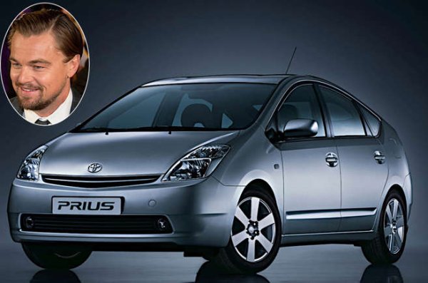 Мистър "Никога гадже над 25 години" е стар фен на първия хибрид на японците - още от дебюта му преди 25 години. "Това е стъпка в правилната посока", каза той навремето, "Имаме технологиите да направим всяка кола в Америка толкова ефективна, евтина и еко".

Prius  можеше да бъде видяна през годините в гаражите още на Дженифър Анистън, Том Ханкс и Салма Хайек.
